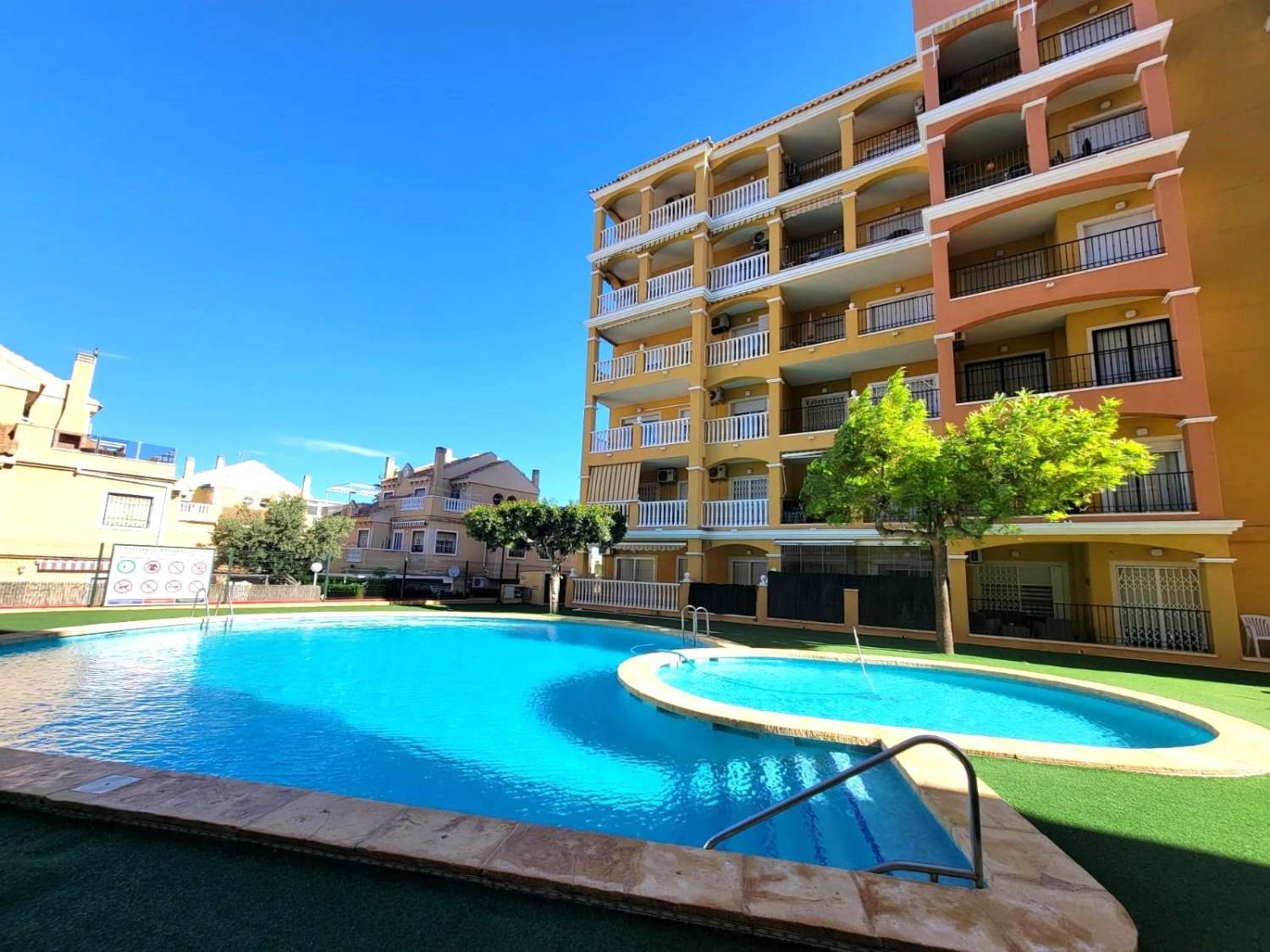 MEZZANIN LEJLIGHED MED PRIVAT HAVE, TERRASSE, SWIMMINGPOOL OG PARKERINGSPLADS 20 MINUTTER FRA LA MATA BEACH