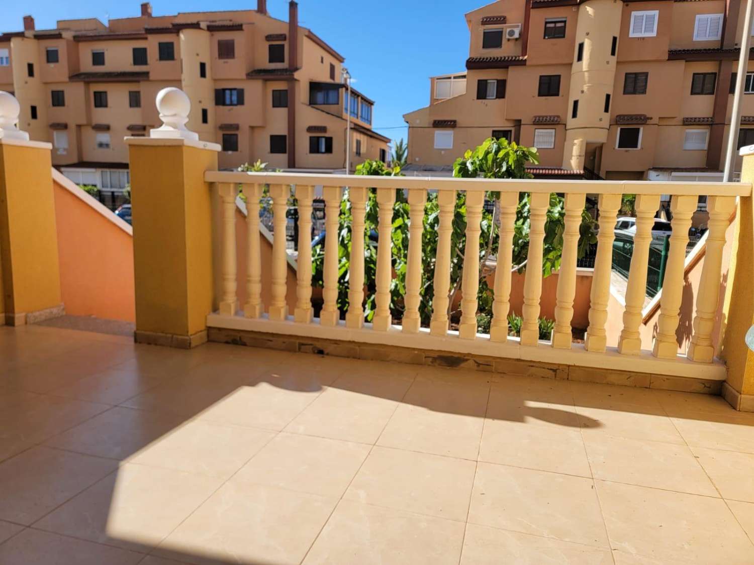 MEZZANIN LEJLIGHED MED PRIVAT HAVE, TERRASSE, SWIMMINGPOOL OG PARKERINGSPLADS 20 MINUTTER FRA LA MATA BEACH