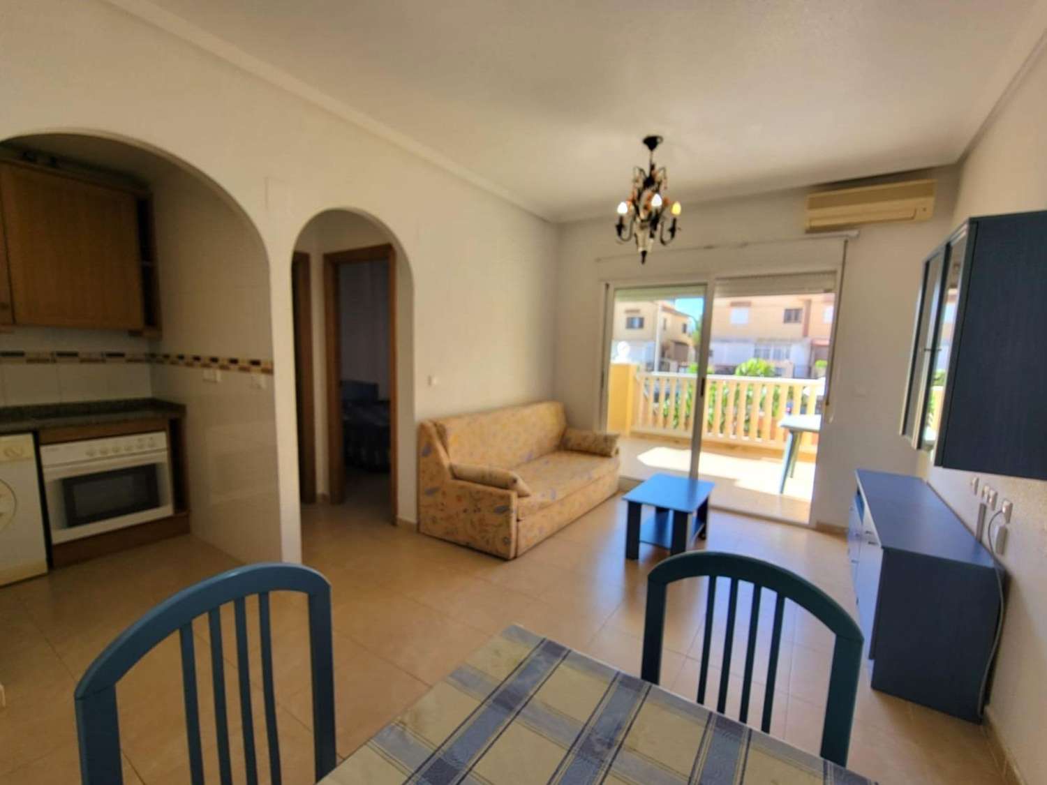 MEZZANIN LEJLIGHED MED PRIVAT HAVE, TERRASSE, SWIMMINGPOOL OG PARKERINGSPLADS 20 MINUTTER FRA LA MATA BEACH