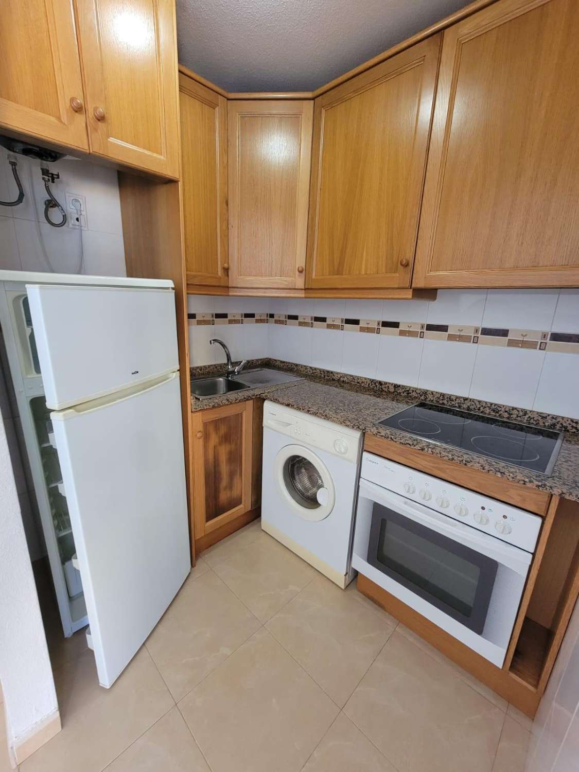 MEZZANIN LEJLIGHED MED PRIVAT HAVE, TERRASSE, SWIMMINGPOOL OG PARKERINGSPLADS 20 MINUTTER FRA LA MATA BEACH