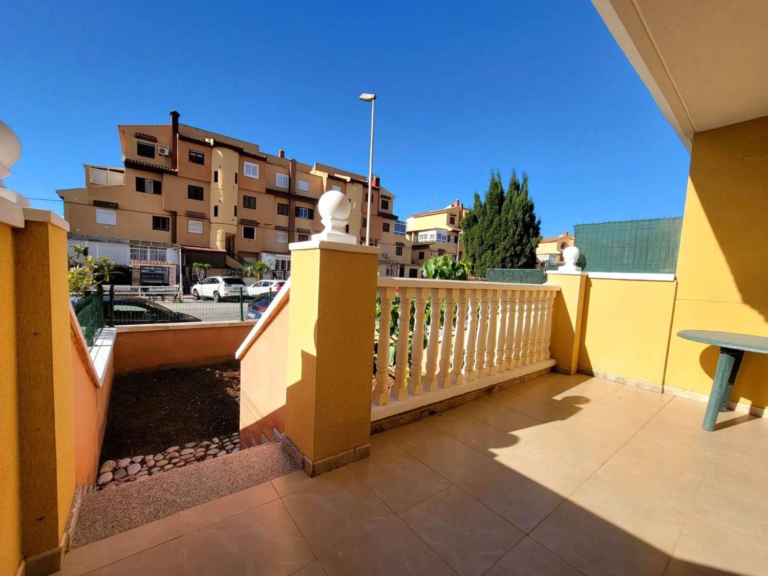 MEZZANIN LEJLIGHED MED PRIVAT HAVE, TERRASSE, SWIMMINGPOOL OG PARKERINGSPLADS 20 MINUTTER FRA LA MATA BEACH
