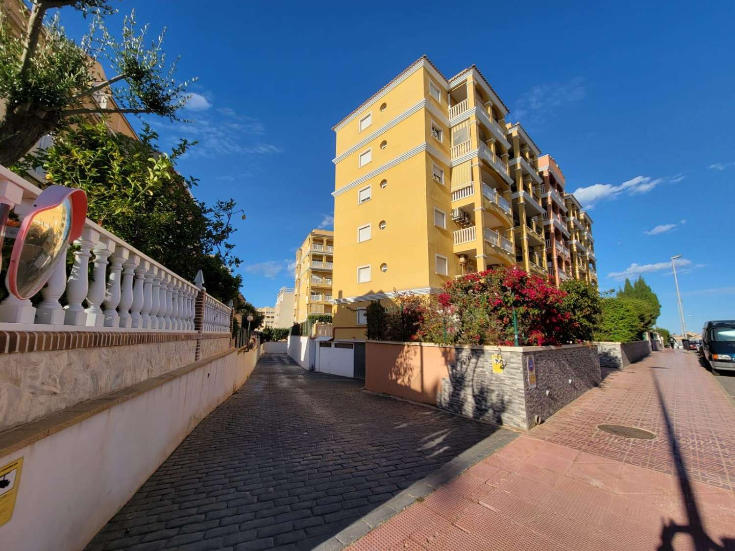 MEZZANIN LEJLIGHED MED PRIVAT HAVE, TERRASSE, SWIMMINGPOOL OG PARKERINGSPLADS 20 MINUTTER FRA LA MATA BEACH