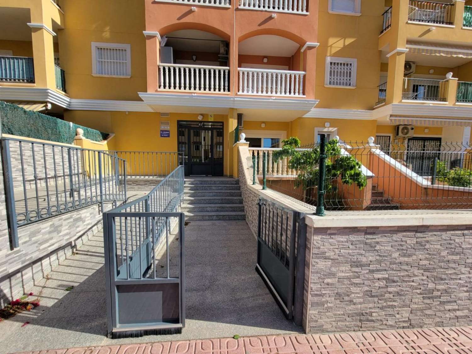 MEZZANIN LEJLIGHED MED PRIVAT HAVE, TERRASSE, SWIMMINGPOOL OG PARKERINGSPLADS 20 MINUTTER FRA LA MATA BEACH