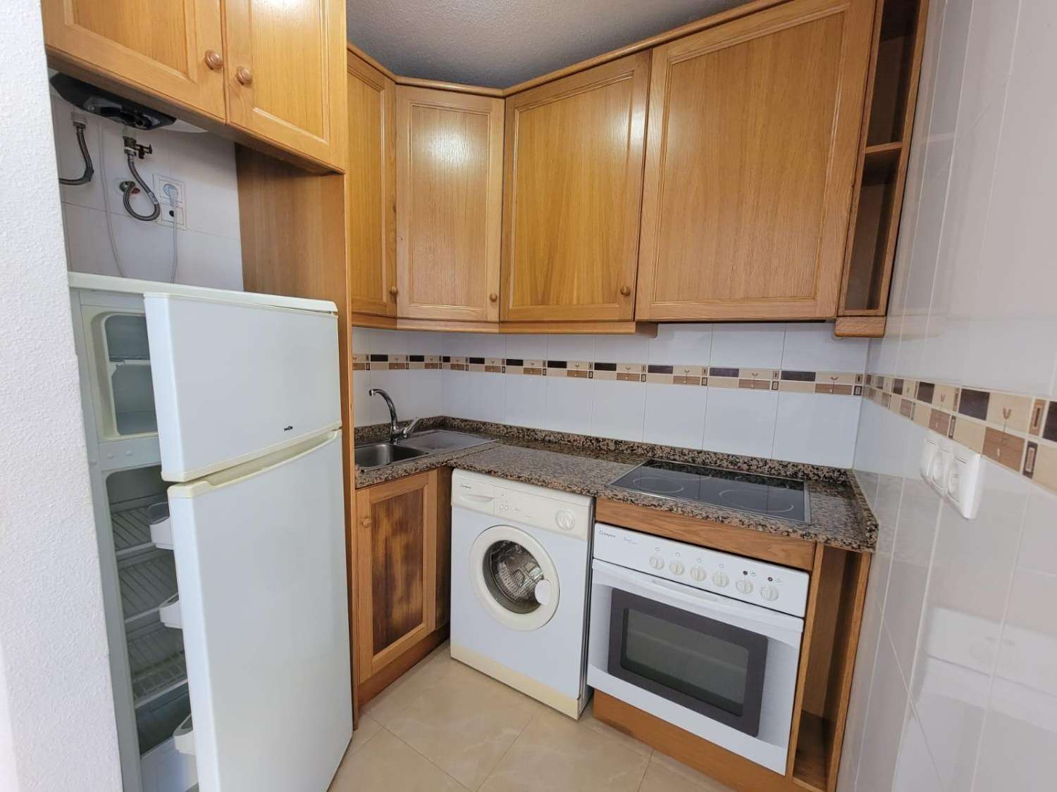 MEZZANIN LEJLIGHED MED PRIVAT HAVE, TERRASSE, SWIMMINGPOOL OG PARKERINGSPLADS 20 MINUTTER FRA LA MATA BEACH