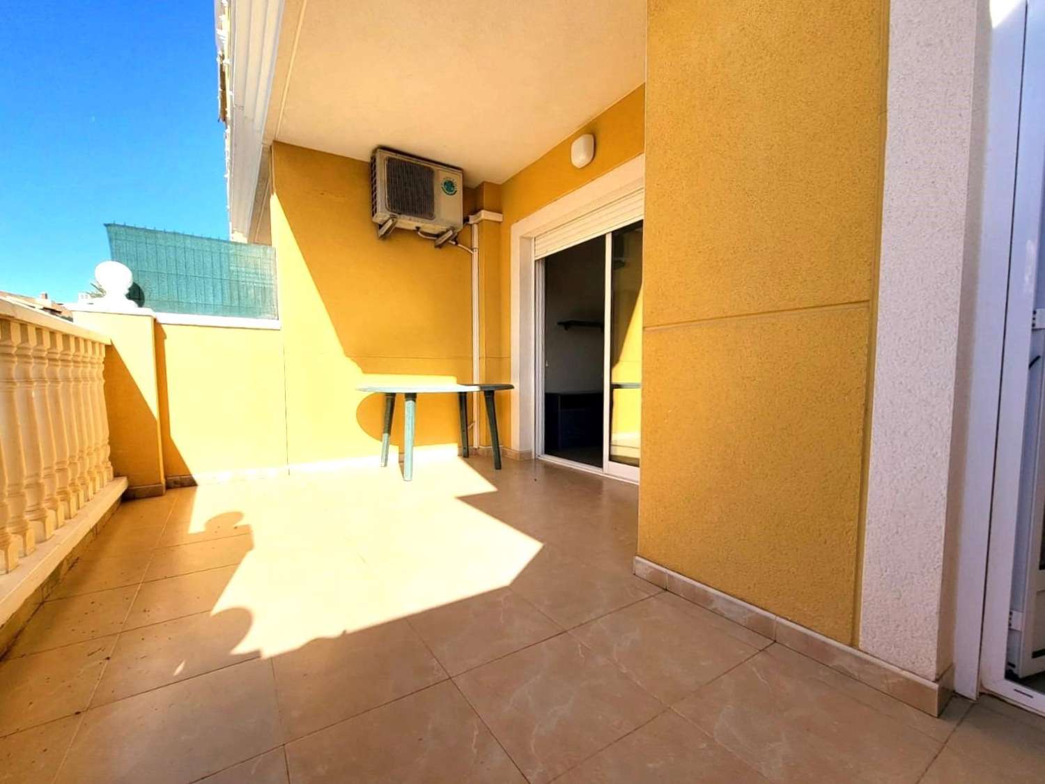 MEZZANIN LEJLIGHED MED PRIVAT HAVE, TERRASSE, SWIMMINGPOOL OG PARKERINGSPLADS 20 MINUTTER FRA LA MATA BEACH