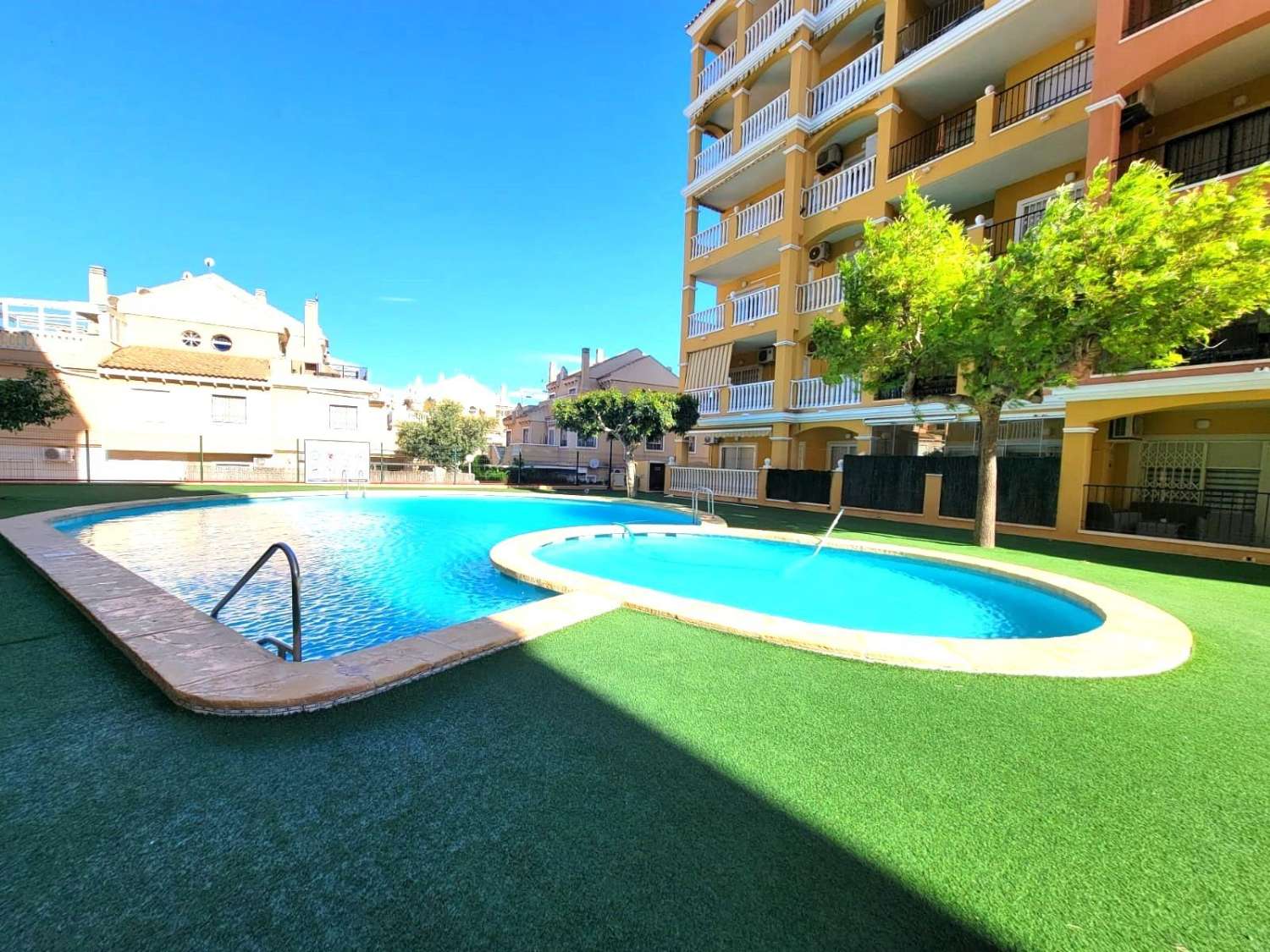 MEZZANIN LEJLIGHED MED PRIVAT HAVE, TERRASSE, SWIMMINGPOOL OG PARKERINGSPLADS 20 MINUTTER FRA LA MATA BEACH
