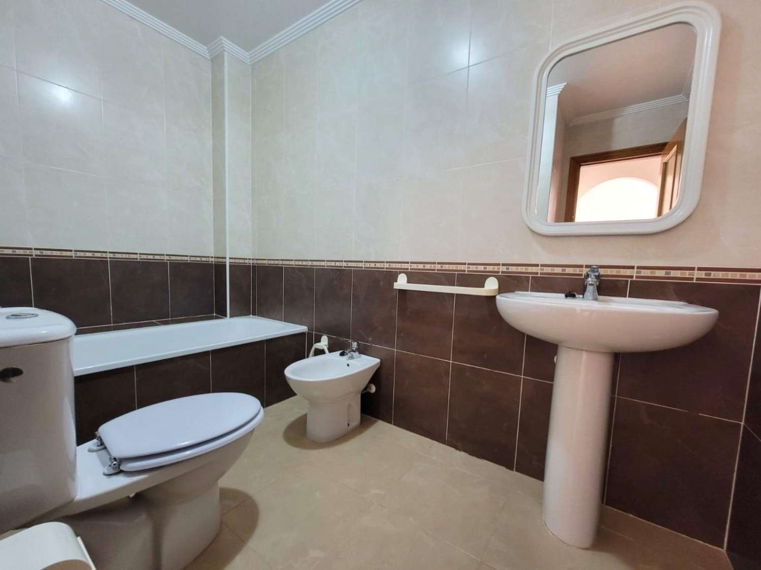 MEZZANIN LEJLIGHED MED PRIVAT HAVE, TERRASSE, SWIMMINGPOOL OG PARKERINGSPLADS 20 MINUTTER FRA LA MATA BEACH