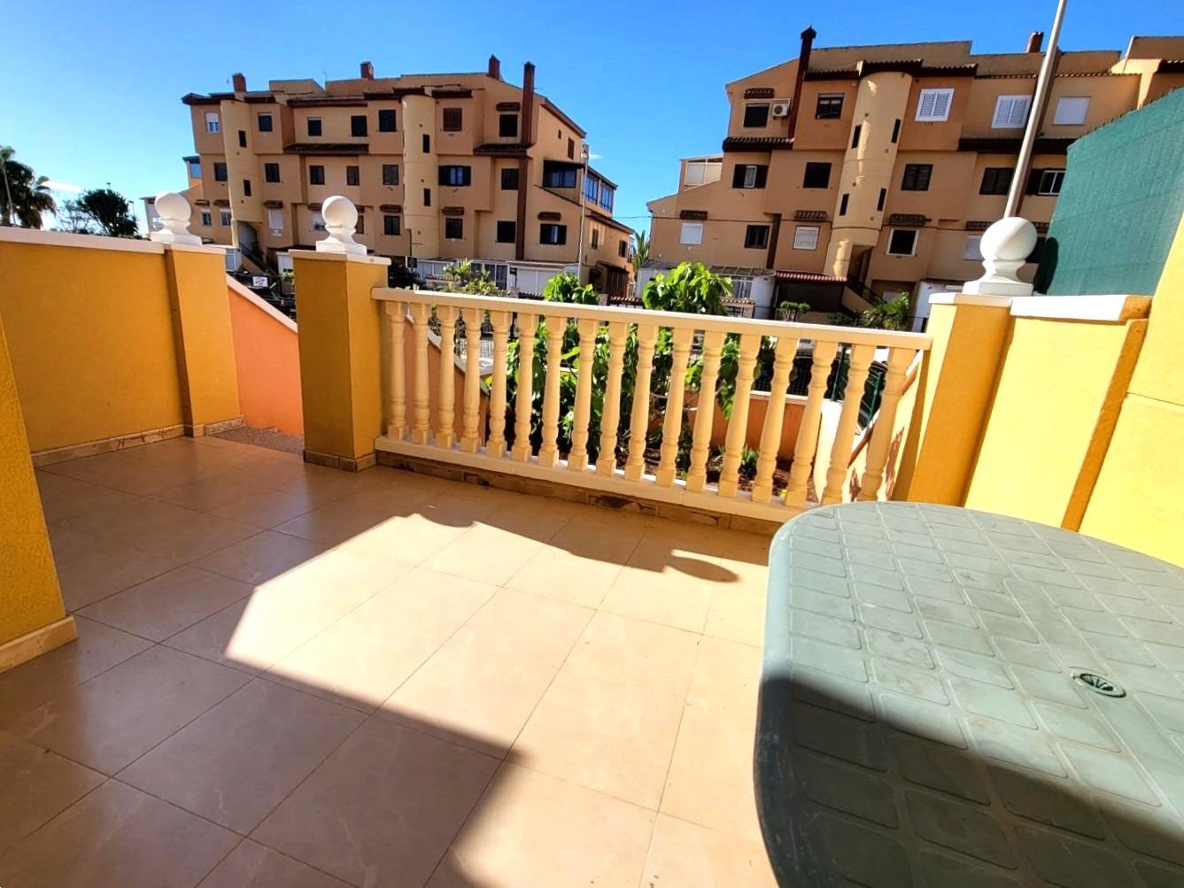 MEZZANIN LEJLIGHED MED PRIVAT HAVE, TERRASSE, SWIMMINGPOOL OG PARKERINGSPLADS 20 MINUTTER FRA LA MATA BEACH
