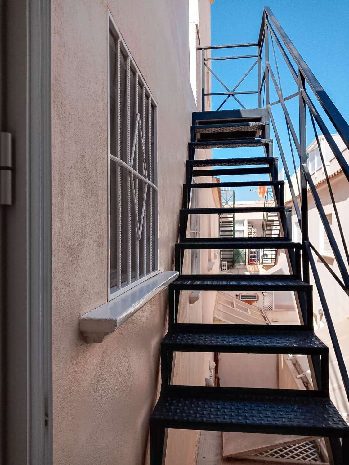 LYS PENTHOUSE BUNGALOW MED SOLARIUM, PRIVAT GRUND OG GARAGE TIL SALG I MOLINO-OMRÅDET – TORREVIEJA