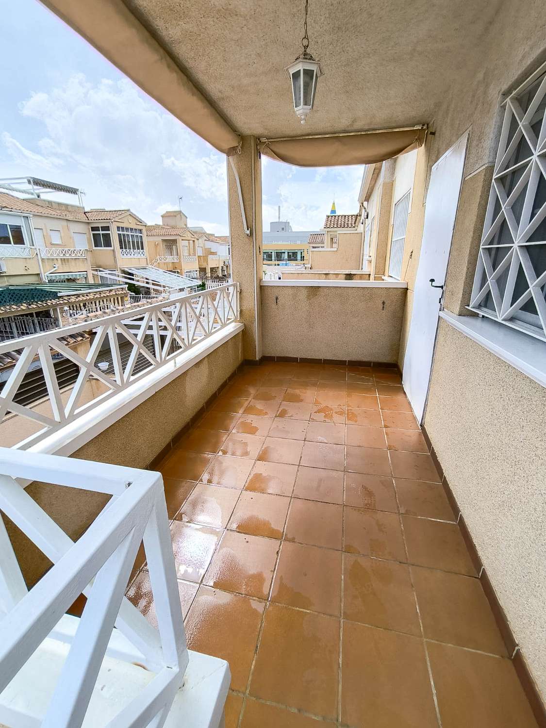 LYS PENTHOUSE BUNGALOW MED SOLARIUM, PRIVAT GRUND OG GARAGE TIL SALG I MOLINO-OMRÅDET – TORREVIEJA