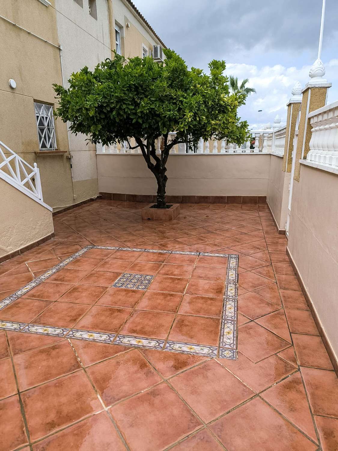 LYS PENTHOUSE BUNGALOW MED SOLARIUM, PRIVAT GRUND OG GARAGE TIL SALG I MOLINO-OMRÅDET – TORREVIEJA