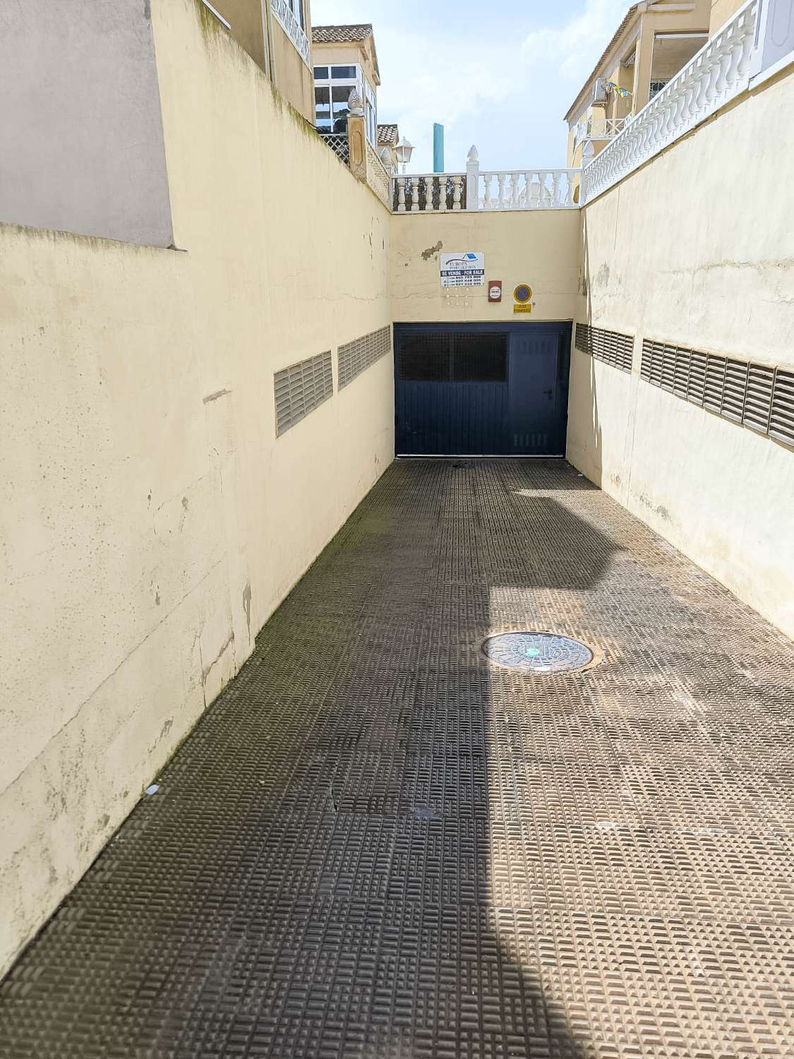 LYS PENTHOUSE BUNGALOW MED SOLARIUM, PRIVAT GRUND OG GARAGE TIL SALG I MOLINO-OMRÅDET – TORREVIEJA