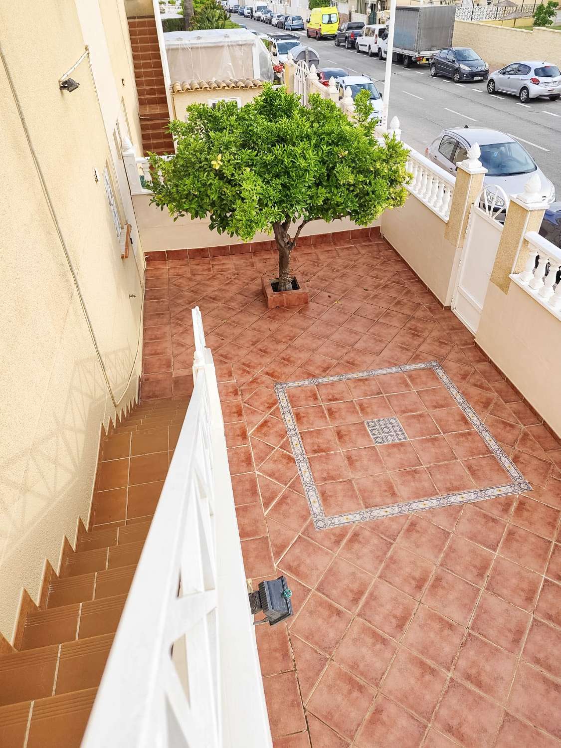 LYS PENTHOUSE BUNGALOW MED SOLARIUM, PRIVAT GRUND OG GARAGE TIL SALG I MOLINO-OMRÅDET – TORREVIEJA