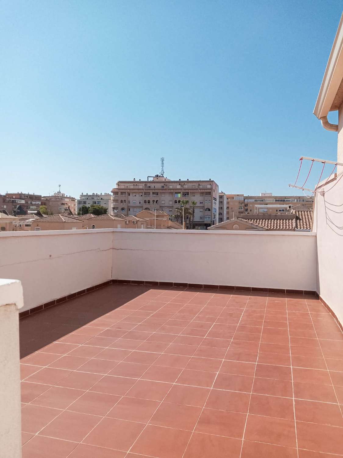 LYS PENTHOUSE BUNGALOW MED SOLARIUM, PRIVAT GRUND OG GARAGE TIL SALG I MOLINO-OMRÅDET – TORREVIEJA