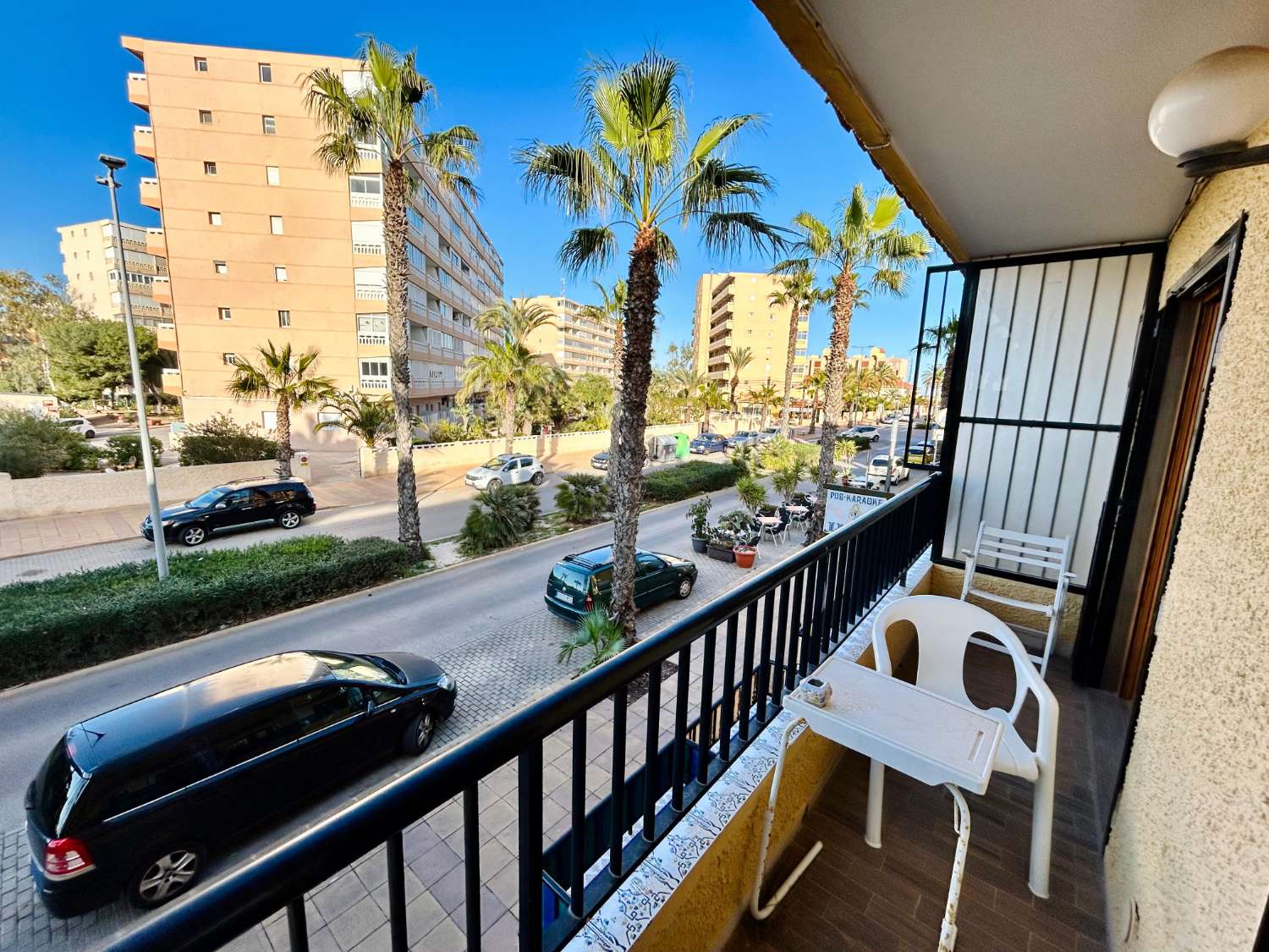 DUPLEX MED TERRASSE, BALKON OG FÆLLES POOL I PRIVAT BOLIG