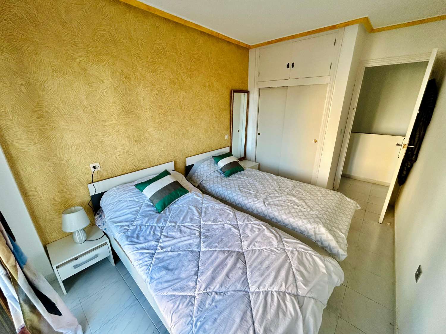 DUPLEX MED TERRASSE, BALKON OG FÆLLES POOL I PRIVAT BOLIG