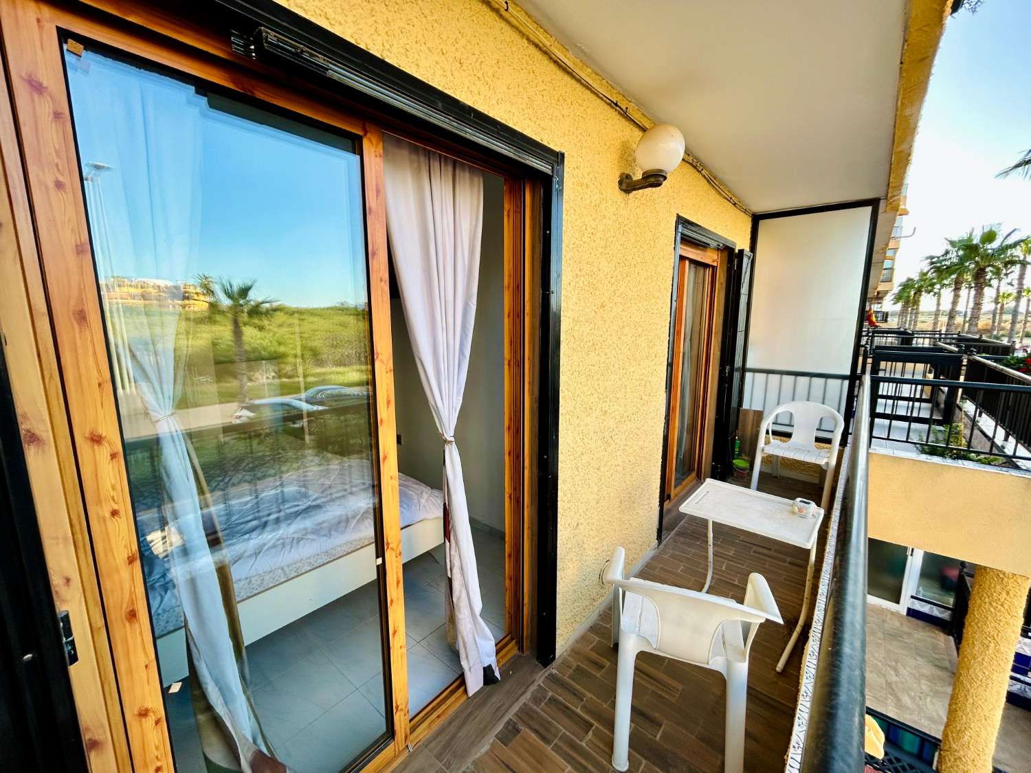 DUPLEX MED TERRASSE, BALKON OG FÆLLES POOL I PRIVAT BOLIG