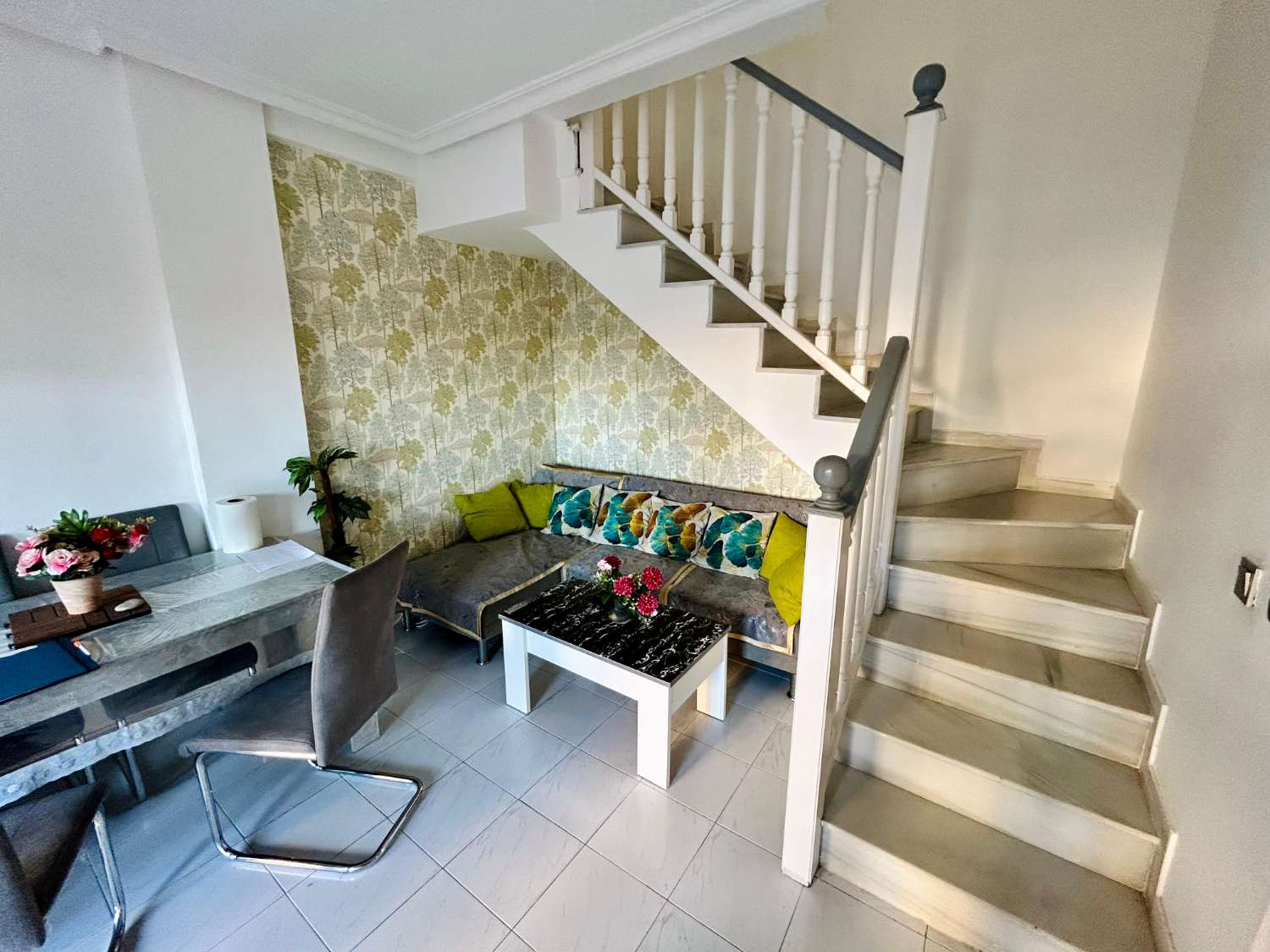 DUPLEX MED TERRASSE, BALKON OG FÆLLES POOL I PRIVAT BOLIG