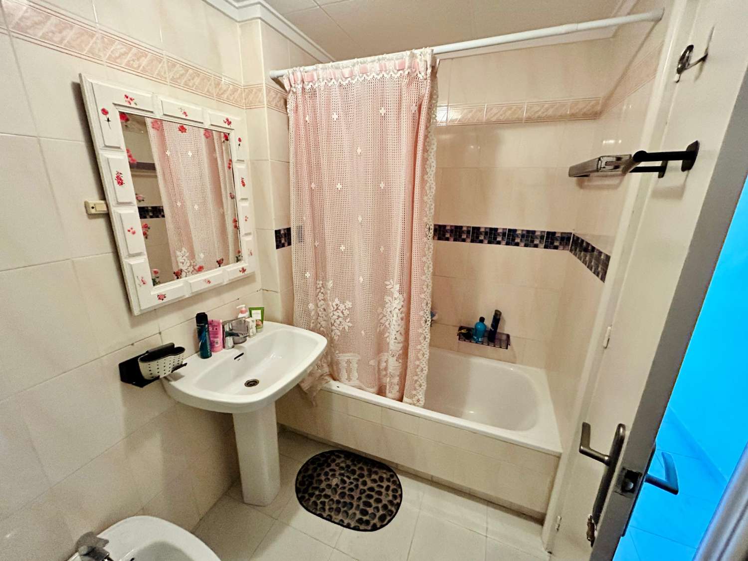 DUPLEX MED TERRASSE, BALKON OG FÆLLES POOL I PRIVAT BOLIG