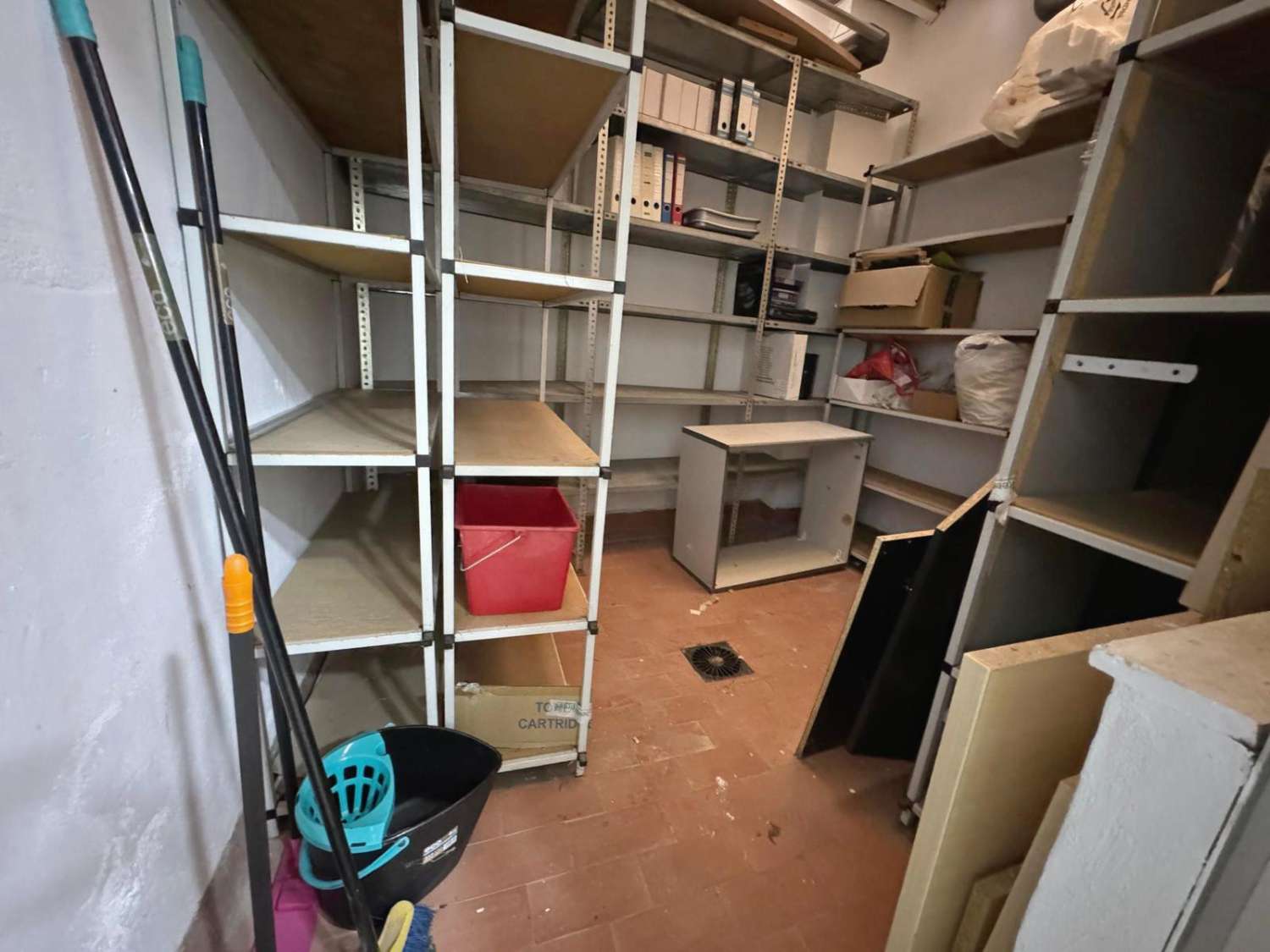 KOMERČNÍ PROSTORY NA HLAVNÍ TŘÍDĚ GUARDAMARU – VIDITELNOST A POTENCIÁL ZARUČENY!