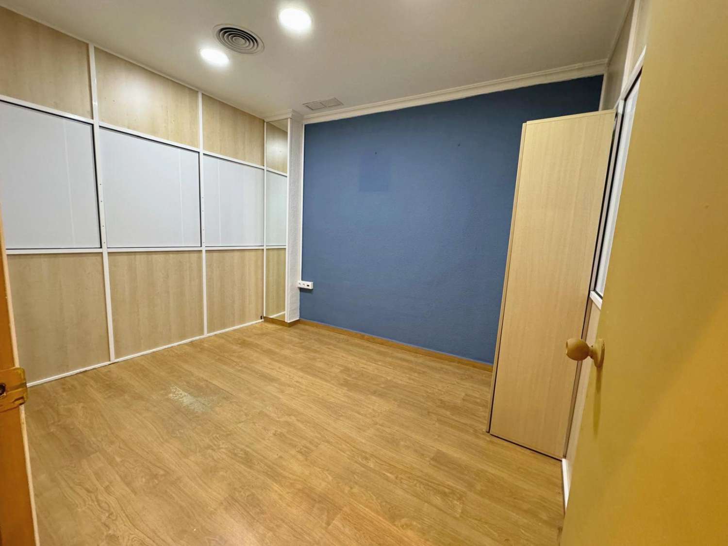 KOMERČNÍ PROSTORY NA HLAVNÍ TŘÍDĚ GUARDAMARU – VIDITELNOST A POTENCIÁL ZARUČENY!
