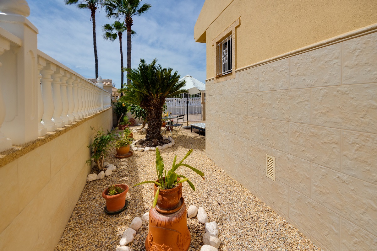 SEMI-DETACHED VILLA WITH GARDEN, SOLARIUM, SWIMMING POOL AND DRIVEWAY IN AGUAS NUEVAS