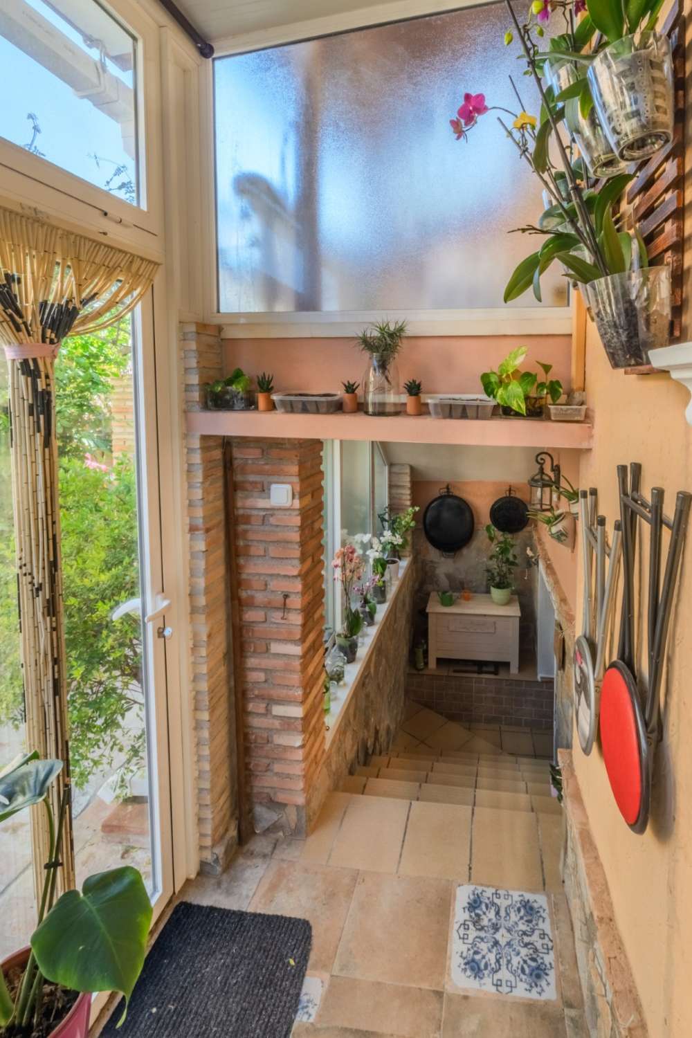 ČTYŘKOLOVÁ VILA S VLASTNÍ ZAHRADOU, SOLÁRIEM A SKLEPEM V CIUDAD QUESADA