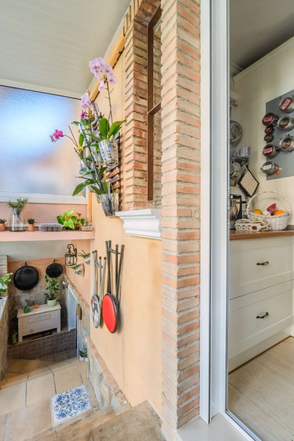 ČTYŘKOLOVÁ VILA S VLASTNÍ ZAHRADOU, SOLÁRIEM A SKLEPEM V CIUDAD QUESADA