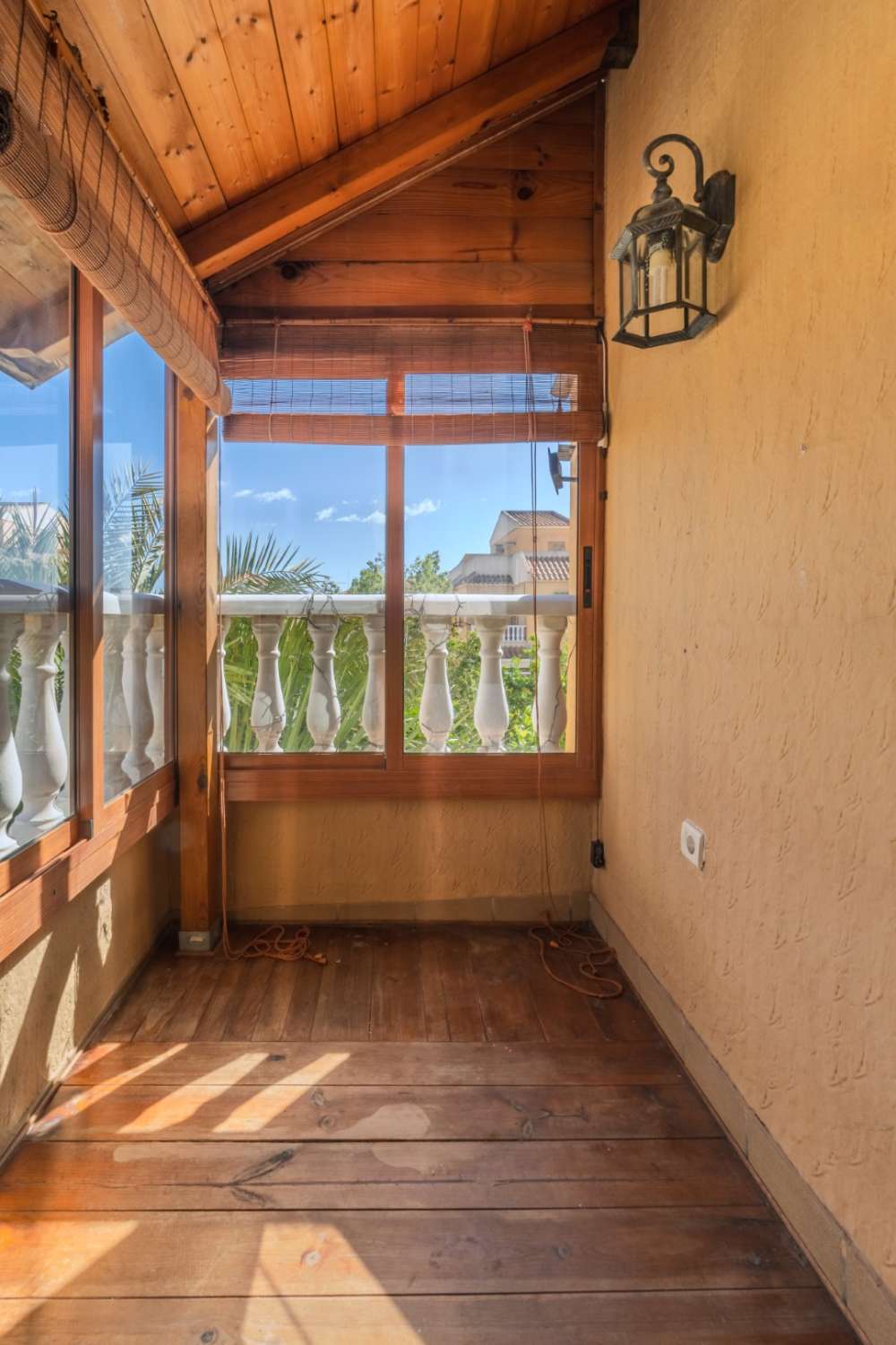 ČTYŘKOLOVÁ VILA S VLASTNÍ ZAHRADOU, SOLÁRIEM A SKLEPEM V CIUDAD QUESADA