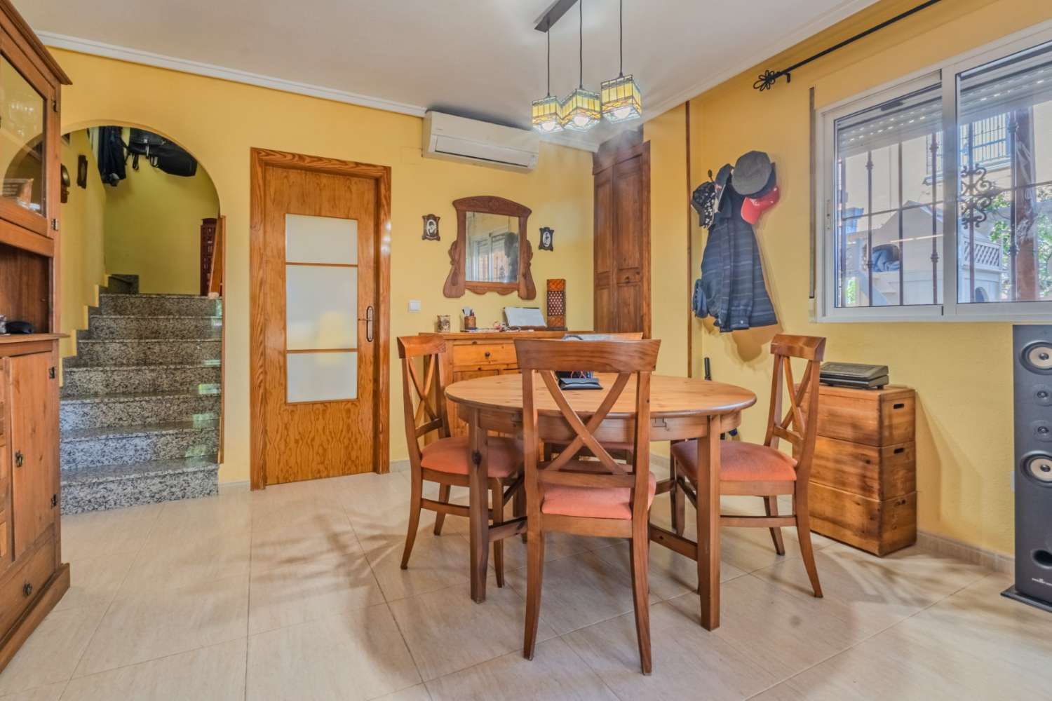 ČTYŘKOLOVÁ VILA S VLASTNÍ ZAHRADOU, SOLÁRIEM A SKLEPEM V CIUDAD QUESADA