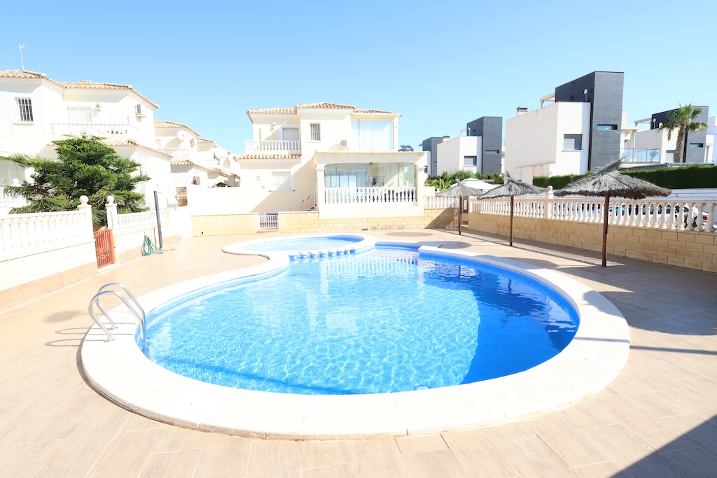 VILLA INDIVIDUELLE ORIENTÉE PLEIN SUD AVEC SOUS-SOL ET PISCINE COMMUNE – LOMAS DE CABO ROIG