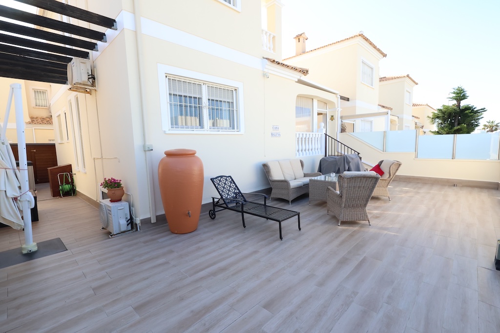 VILLA INDIVIDUELLE ORIENTÉE PLEIN SUD AVEC SOUS-SOL ET PISCINE COMMUNE – LOMAS DE CABO ROIG