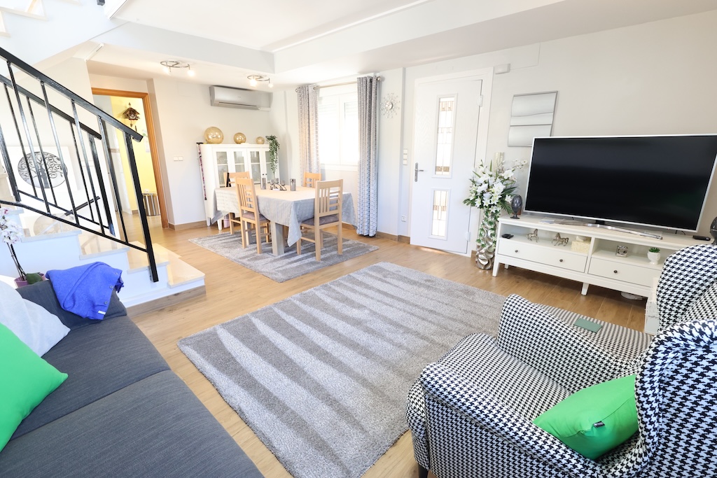 VILLA INDIVIDUELLE ORIENTÉE PLEIN SUD AVEC SOUS-SOL ET PISCINE COMMUNE – LOMAS DE CABO ROIG