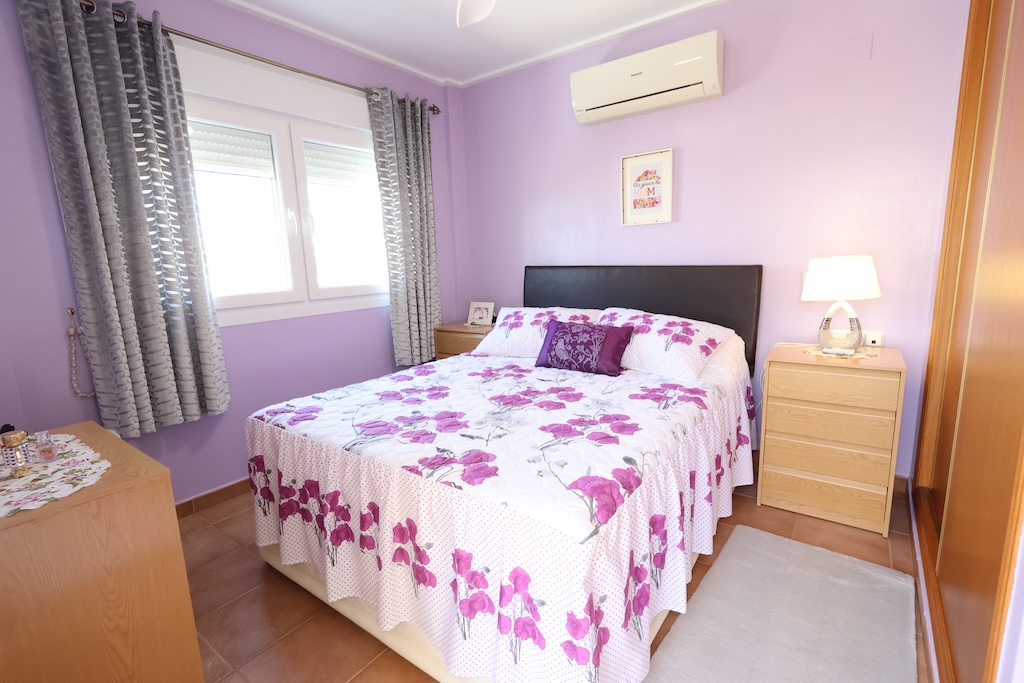 VILLA INDIVIDUELLE ORIENTÉE PLEIN SUD AVEC SOUS-SOL ET PISCINE COMMUNE – LOMAS DE CABO ROIG