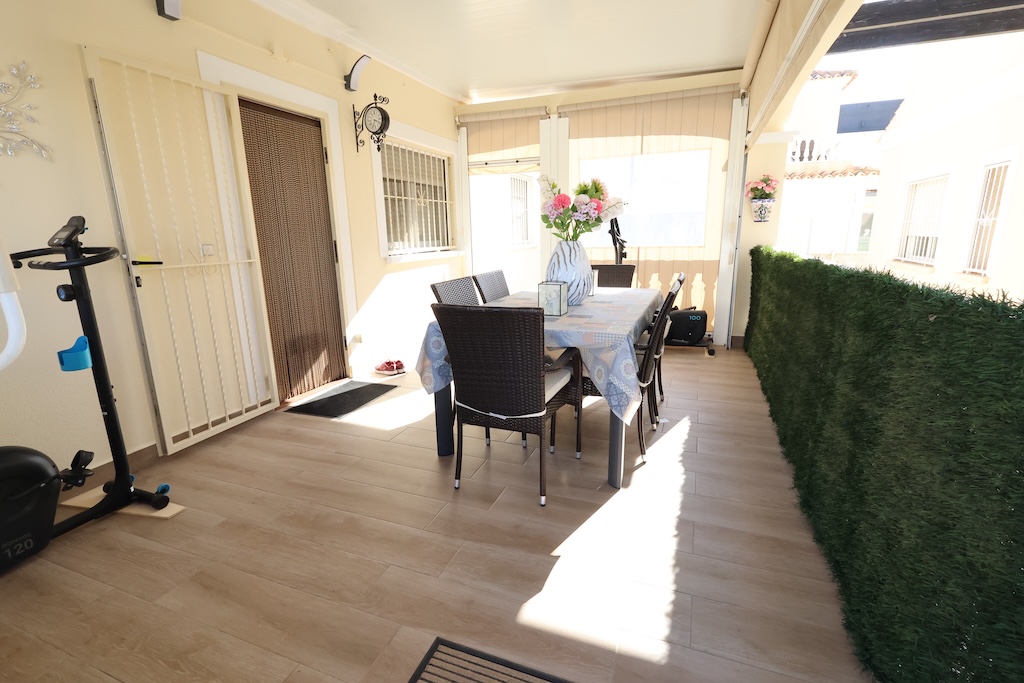VILLA INDIVIDUELLE ORIENTÉE PLEIN SUD AVEC SOUS-SOL ET PISCINE COMMUNE – LOMAS DE CABO ROIG