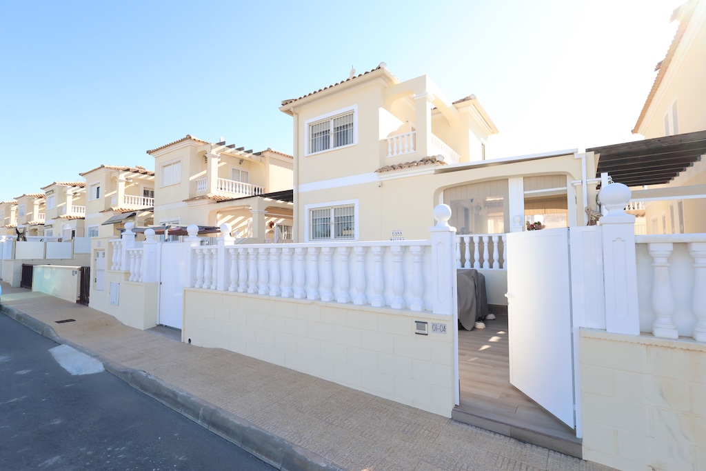 VILLA INDIVIDUELLE ORIENTÉE PLEIN SUD AVEC SOUS-SOL ET PISCINE COMMUNE – LOMAS DE CABO ROIG