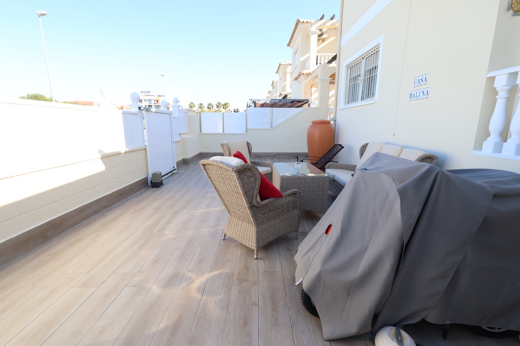 VILLA INDIVIDUELLE ORIENTÉE PLEIN SUD AVEC SOUS-SOL ET PISCINE COMMUNE – LOMAS DE CABO ROIG