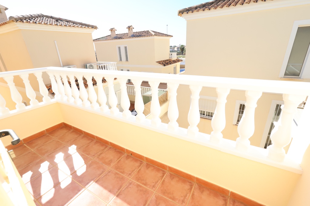 VILLA INDIVIDUELLE ORIENTÉE PLEIN SUD AVEC SOUS-SOL ET PISCINE COMMUNE – LOMAS DE CABO ROIG