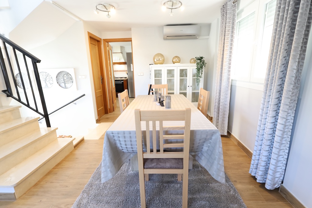 VILLA INDIVIDUELLE ORIENTÉE PLEIN SUD AVEC SOUS-SOL ET PISCINE COMMUNE – LOMAS DE CABO ROIG