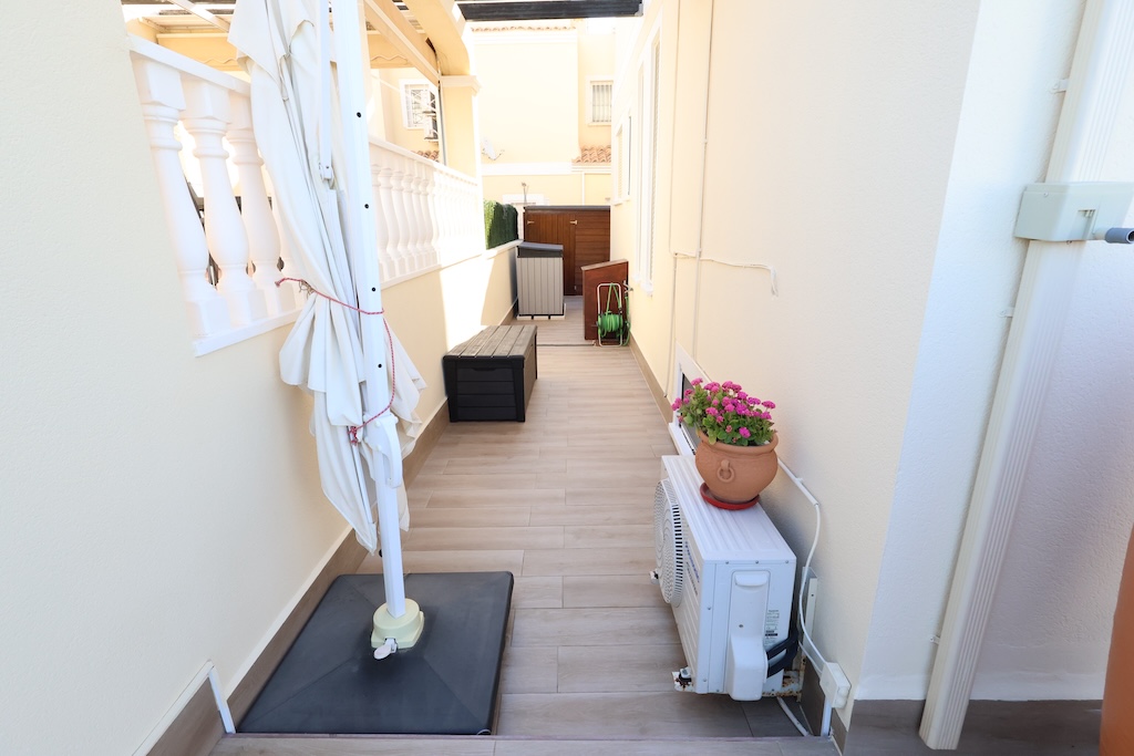 VILLA INDIVIDUELLE ORIENTÉE PLEIN SUD AVEC SOUS-SOL ET PISCINE COMMUNE – LOMAS DE CABO ROIG