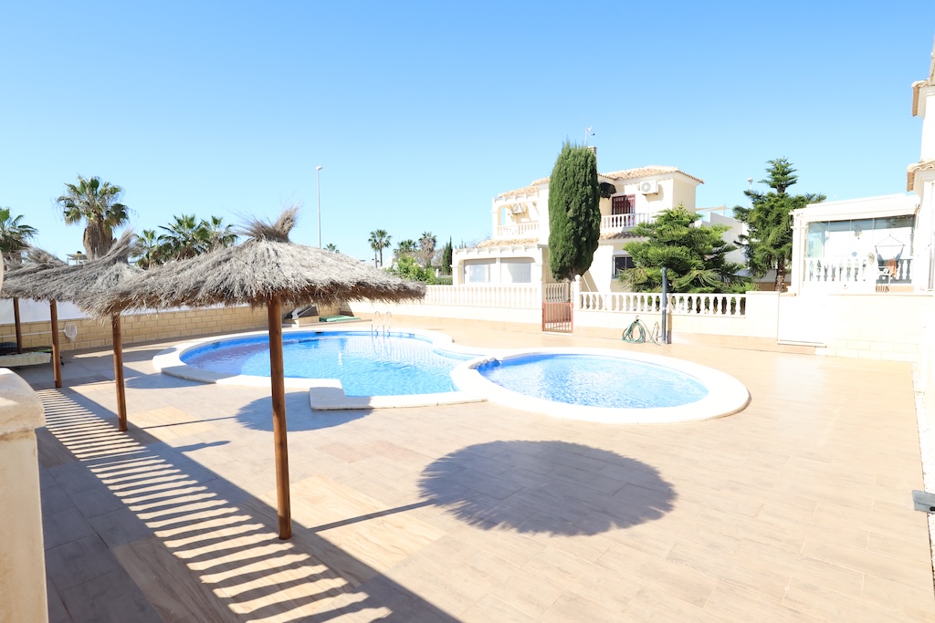 VILLA INDIVIDUELLE ORIENTÉE PLEIN SUD AVEC SOUS-SOL ET PISCINE COMMUNE – LOMAS DE CABO ROIG