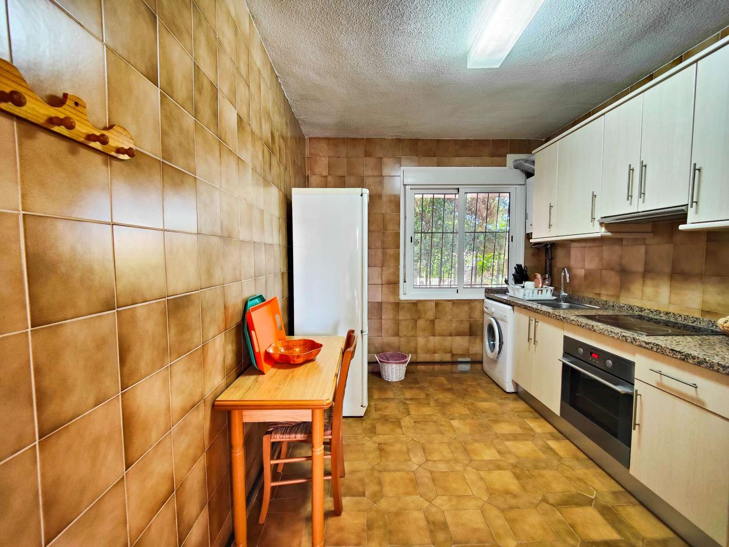 RENOVERET BUNGALOW I STUEETAGEN, SYDVENDT, MED STOR HAVE I LA REGIA - ORIHUELA COSTA