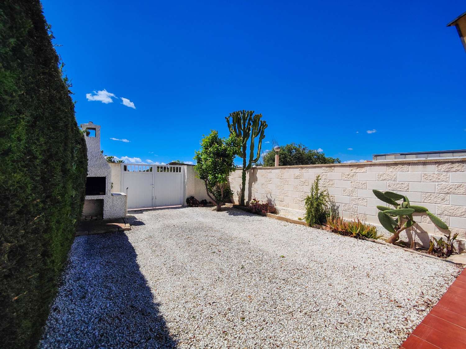 RENOVERET BUNGALOW I STUEETAGEN, SYDVENDT, MED STOR HAVE I LA REGIA - ORIHUELA COSTA