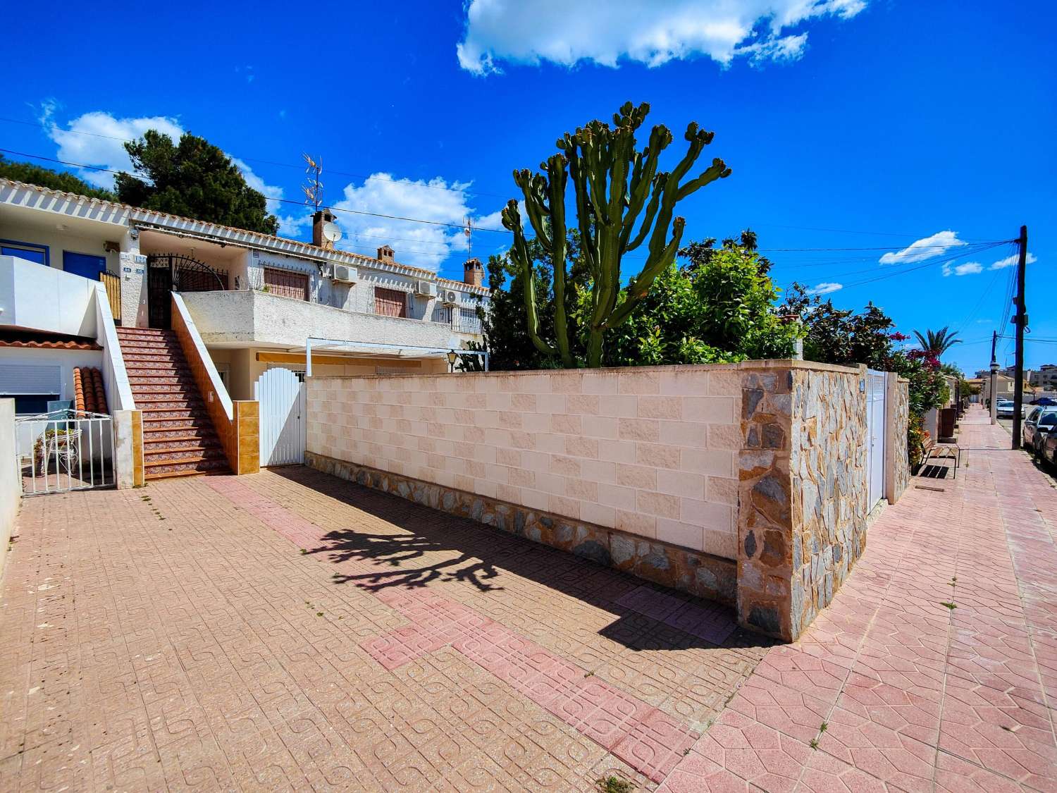 RENOVERET BUNGALOW I STUEETAGEN, SYDVENDT, MED STOR HAVE I LA REGIA - ORIHUELA COSTA