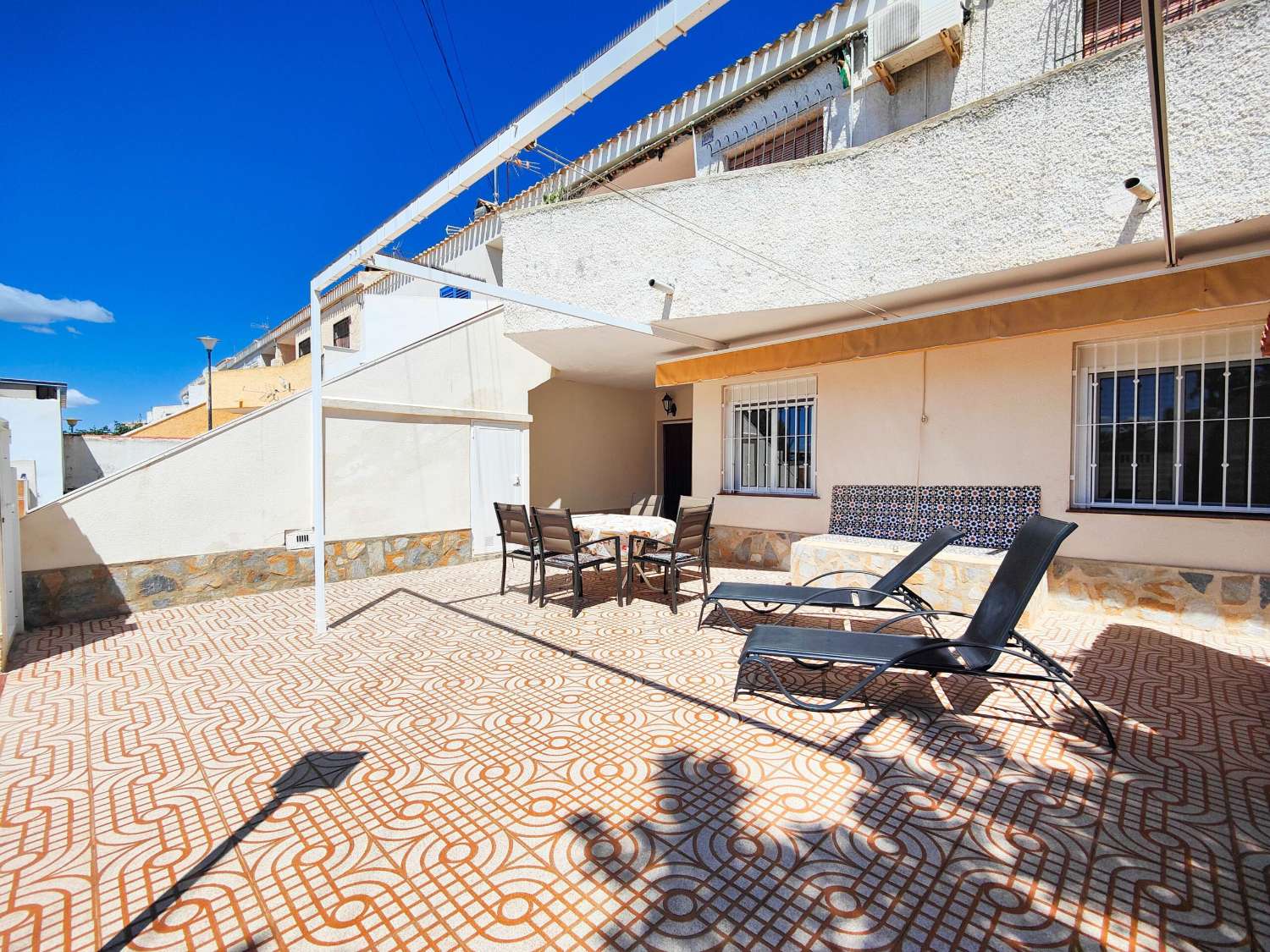 RENOVERET BUNGALOW I STUEETAGEN, SYDVENDT, MED STOR HAVE I LA REGIA - ORIHUELA COSTA