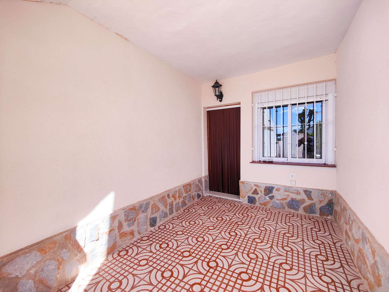 RENOVERET BUNGALOW I STUEETAGEN, SYDVENDT, MED STOR HAVE I LA REGIA - ORIHUELA COSTA