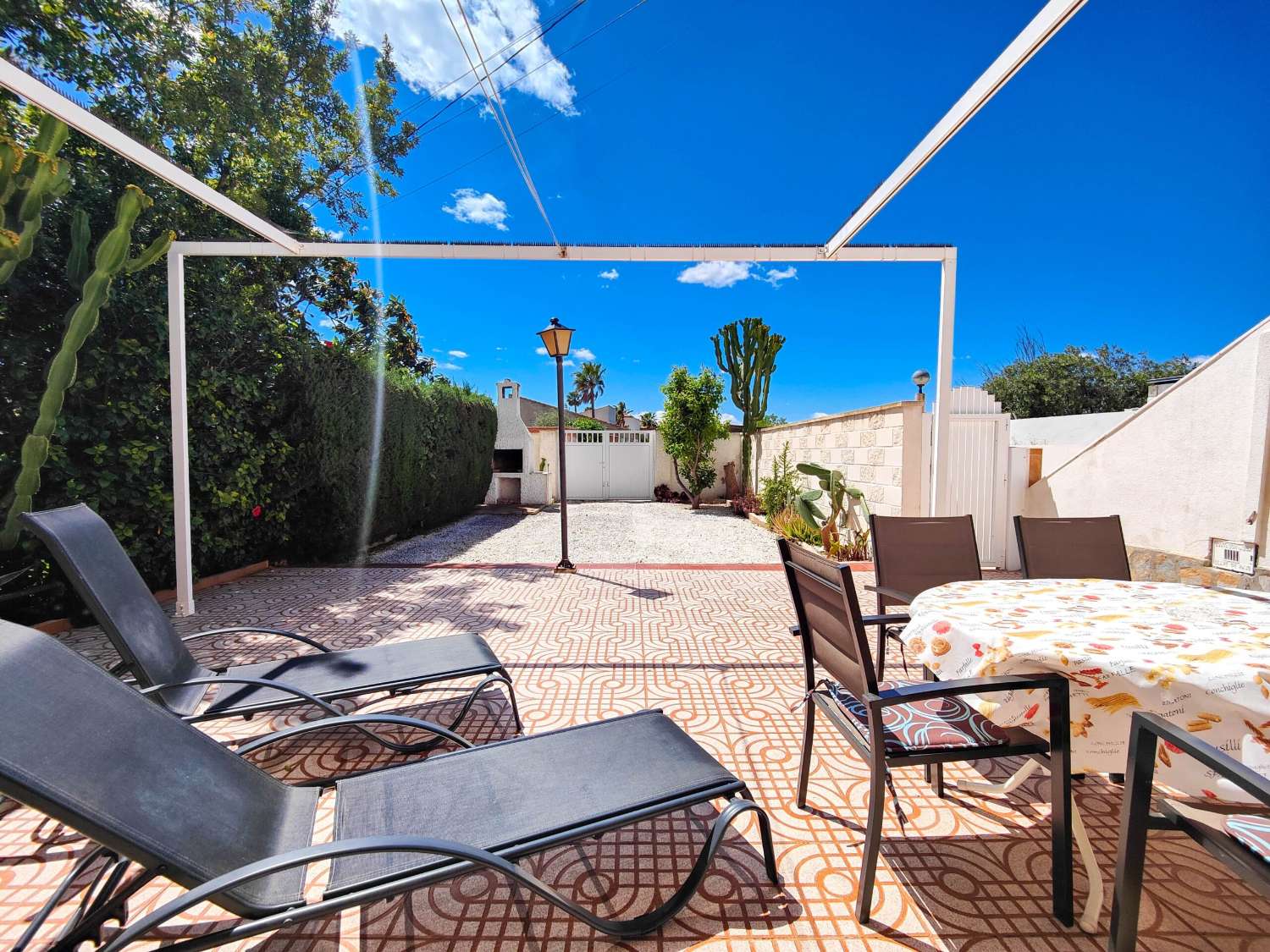 RENOVERET BUNGALOW I STUEETAGEN, SYDVENDT, MED STOR HAVE I LA REGIA - ORIHUELA COSTA