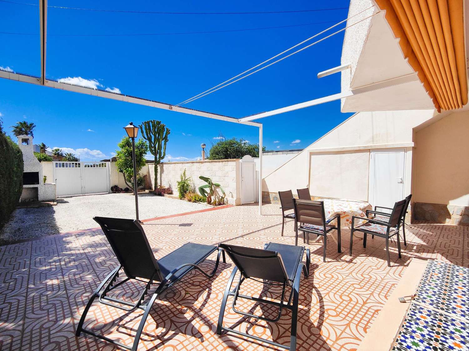 RENOVERET BUNGALOW I STUEETAGEN, SYDVENDT, MED STOR HAVE I LA REGIA - ORIHUELA COSTA