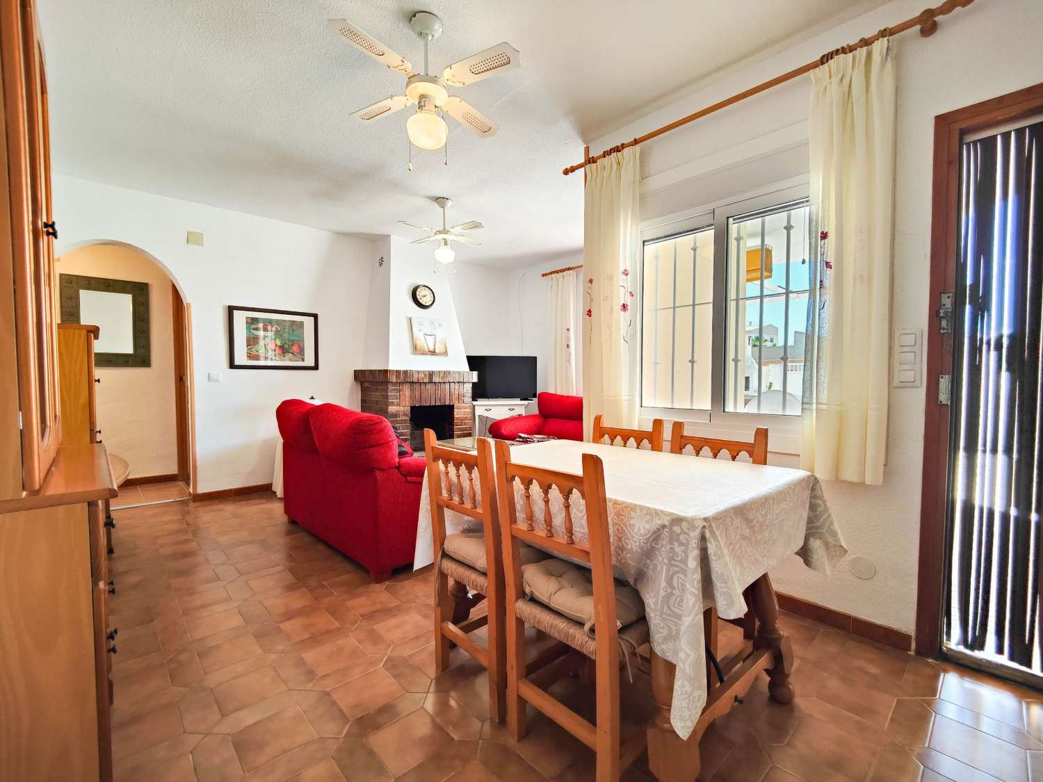 RENOVERET BUNGALOW I STUEETAGEN, SYDVENDT, MED STOR HAVE I LA REGIA - ORIHUELA COSTA