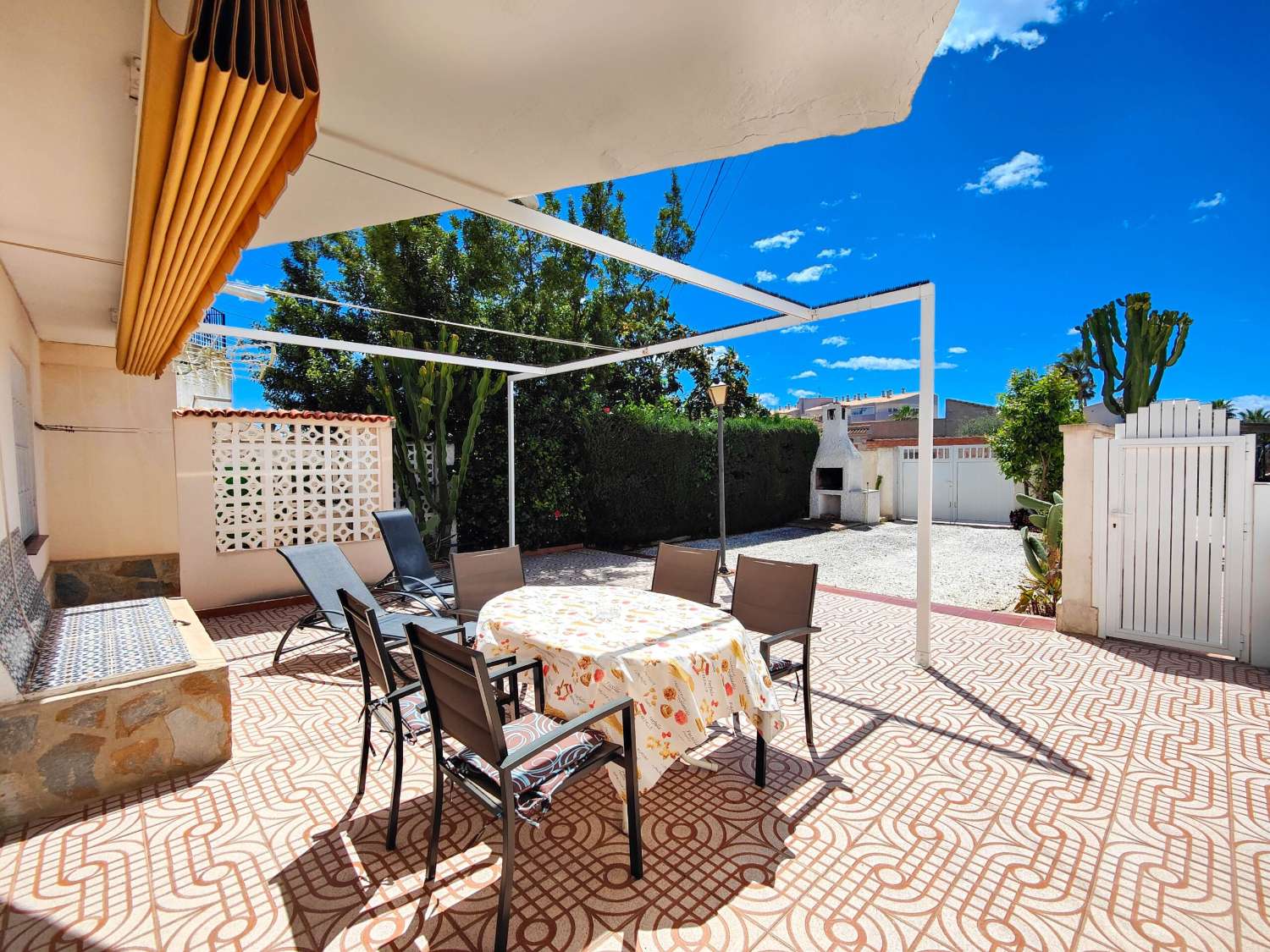 RENOVERET BUNGALOW I STUEETAGEN, SYDVENDT, MED STOR HAVE I LA REGIA - ORIHUELA COSTA